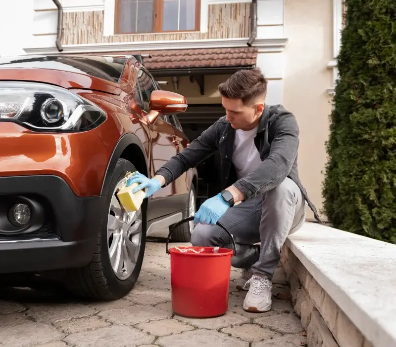 Lavage auto à domicile Mont-Saint-Jean : professionnel intervenant sur un véhicule